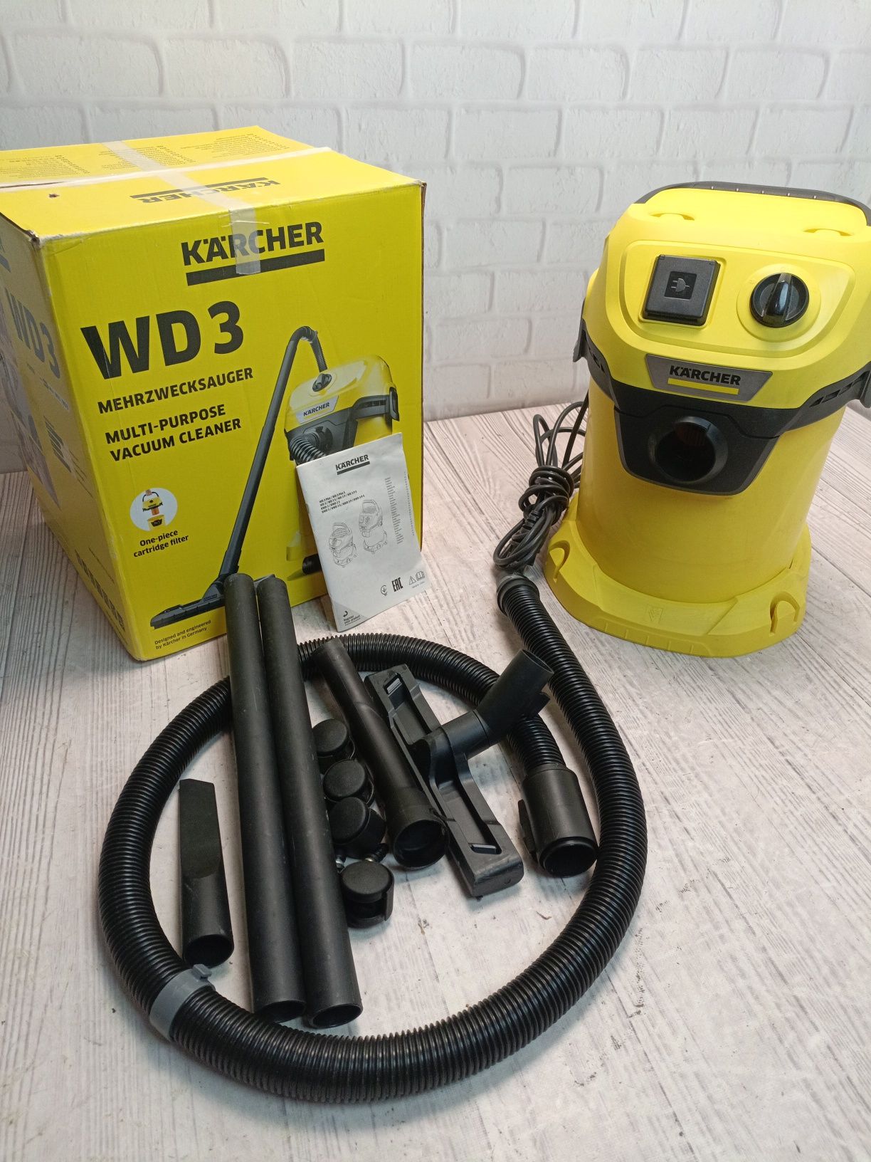 Karcher WD 3 P будівельний пилосос з розеткою, 1000Вт, 17л.