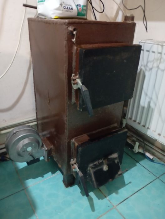 Продам твердотопливный котел с автоматикой,и дымарем.