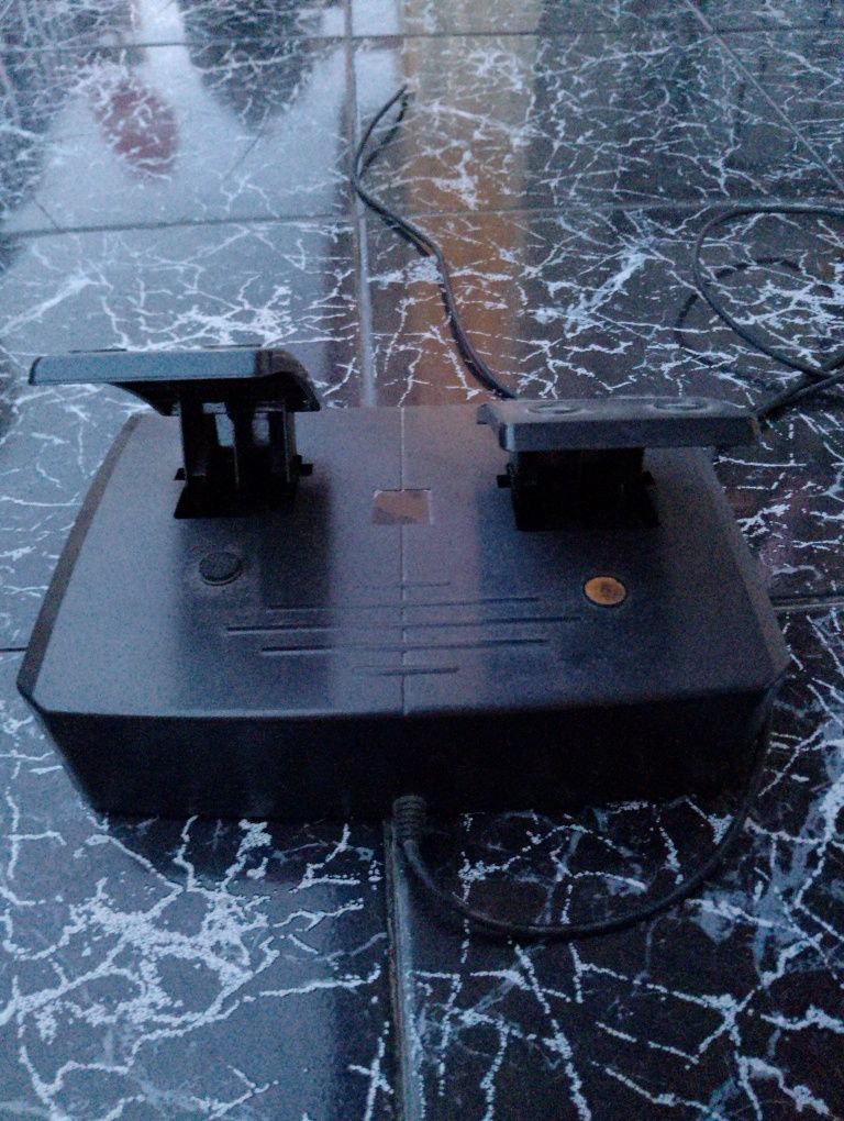 Volante e pedais (PS3, computador só o volante)