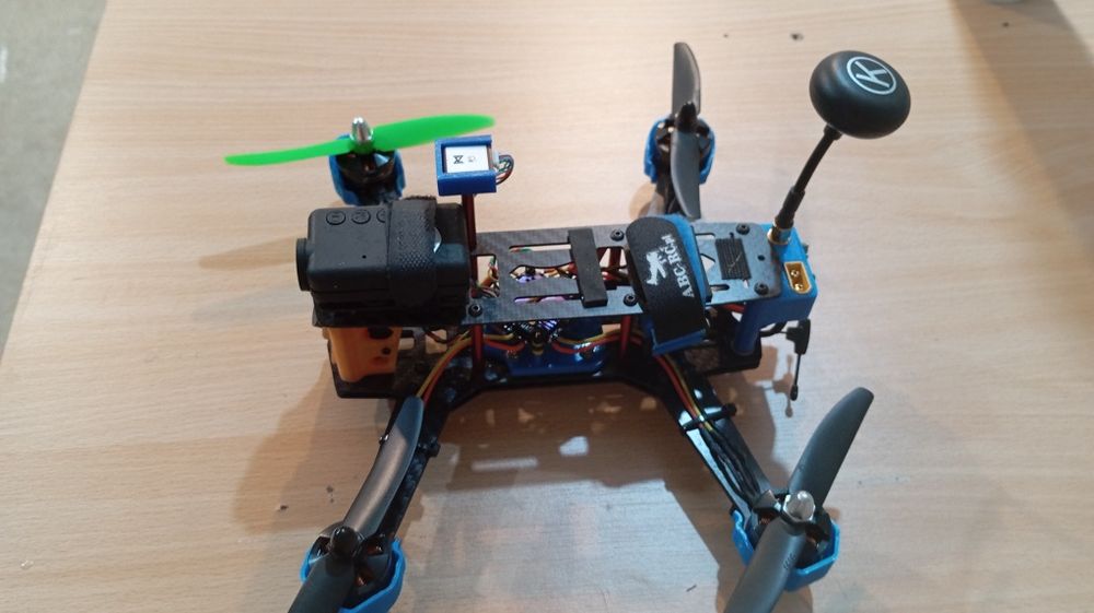 Dron na ramie ZMR 250 + Speedybee F405 40A aio zestaw z GPS +FPV