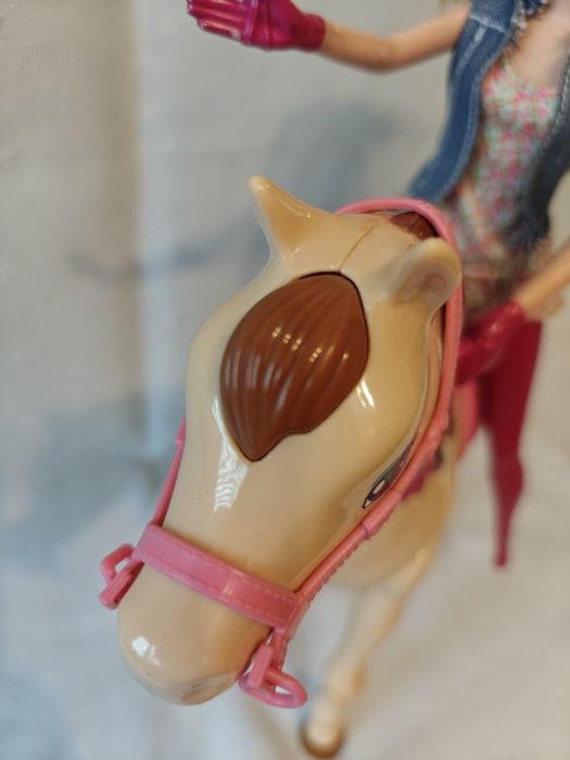 Koń chodzący i lalka barbie dżokejka Mattel