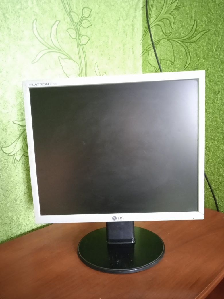 Монитор 17" LG Electronics L1752S L1752S-SF Серебристый