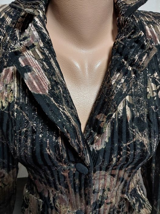 Піджак майже новий, одягався пару разів.