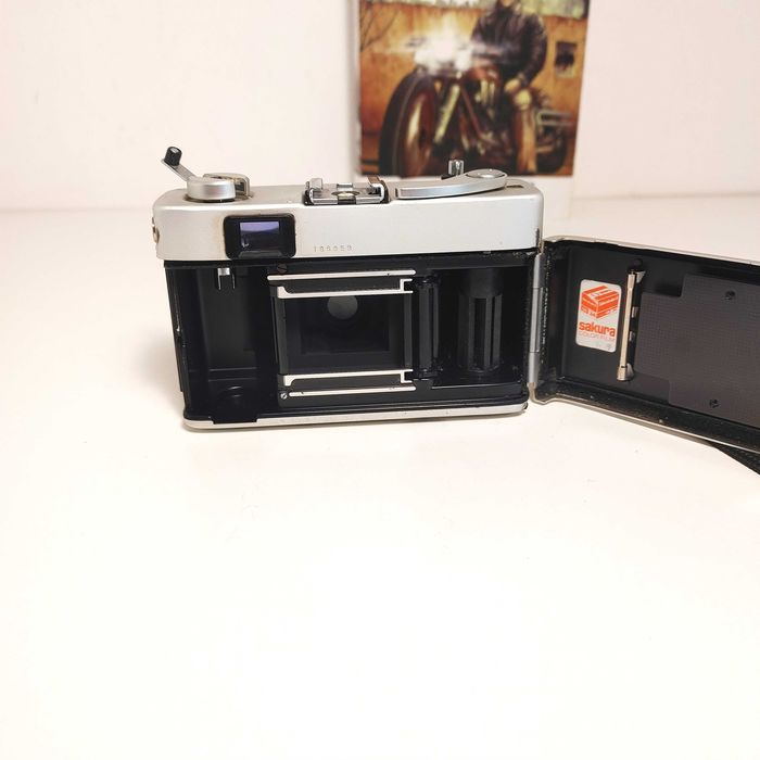 Analogowy kompaktowy Dalmierz KONICA C35 Automatic 1971 r SREBRNA