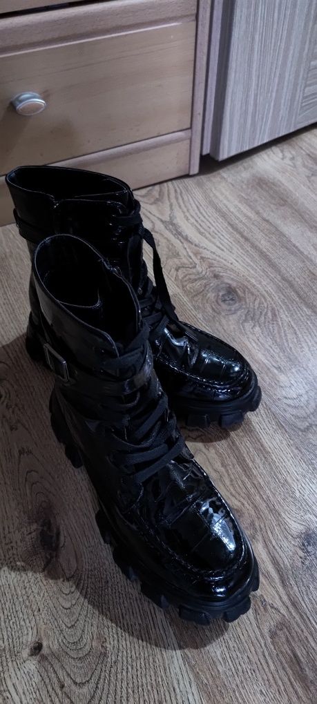 Czarne lakierowane botki / workery SinSay