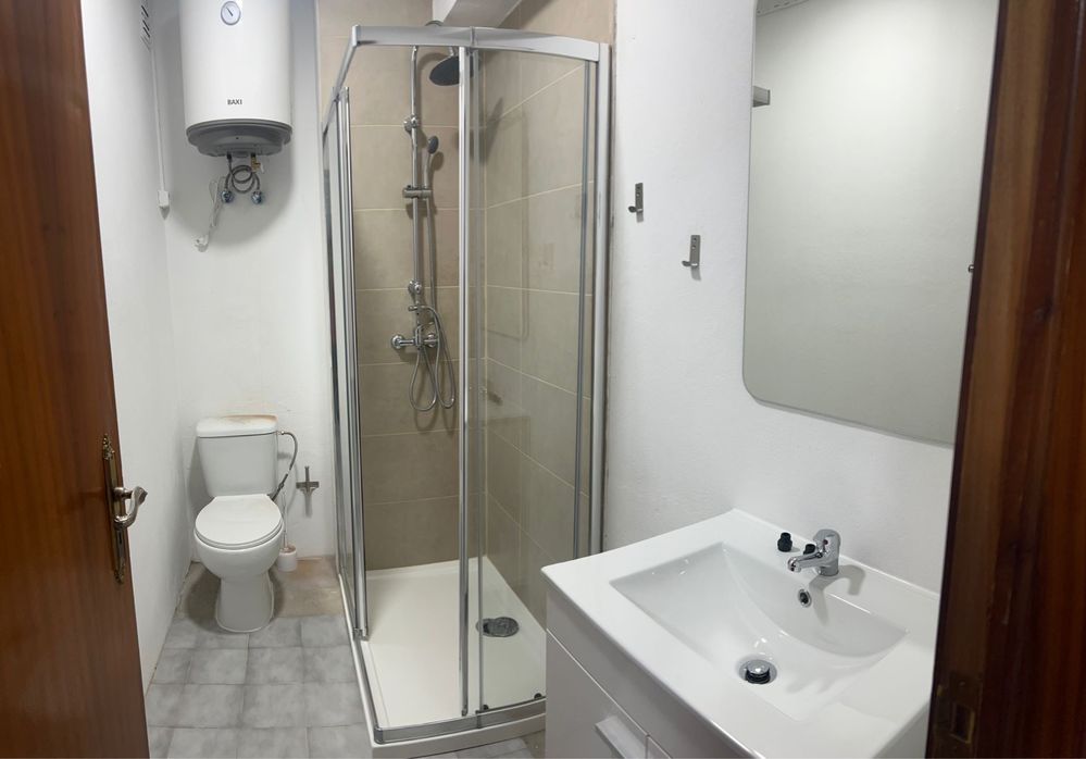 Alugo quarto Duplo Meninas 200€ por pessoa