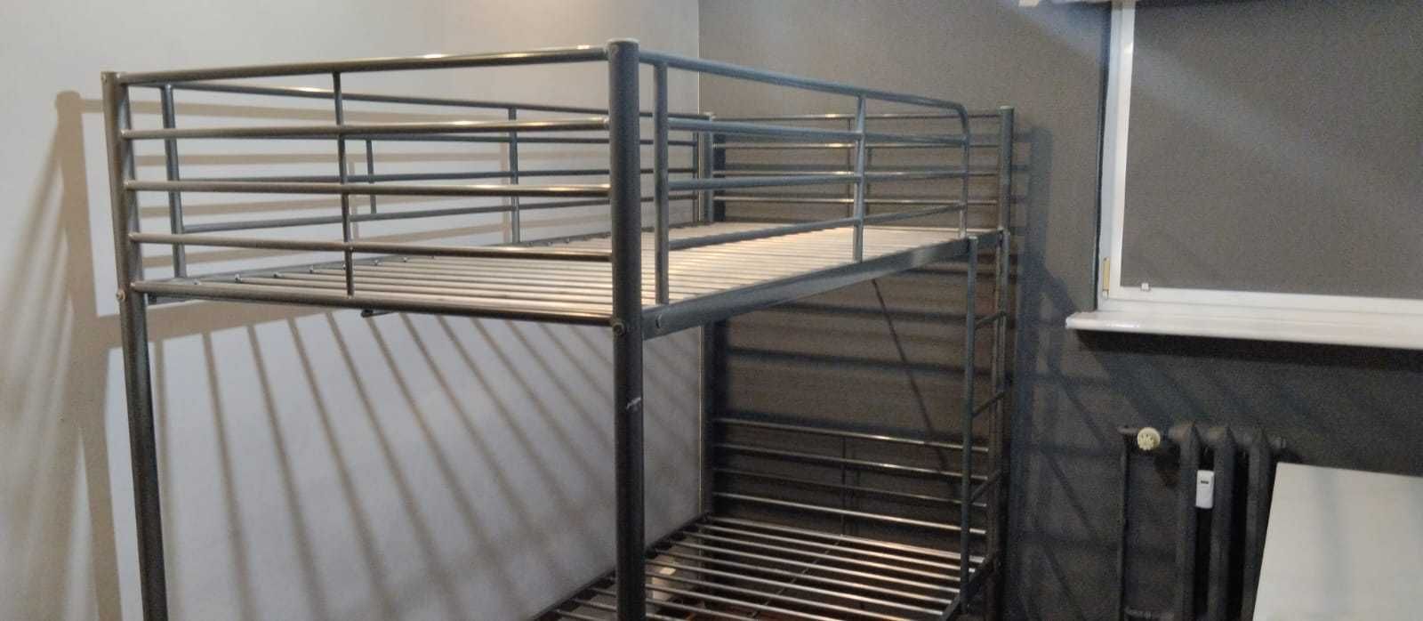 Łóżko piętrowe metalowe