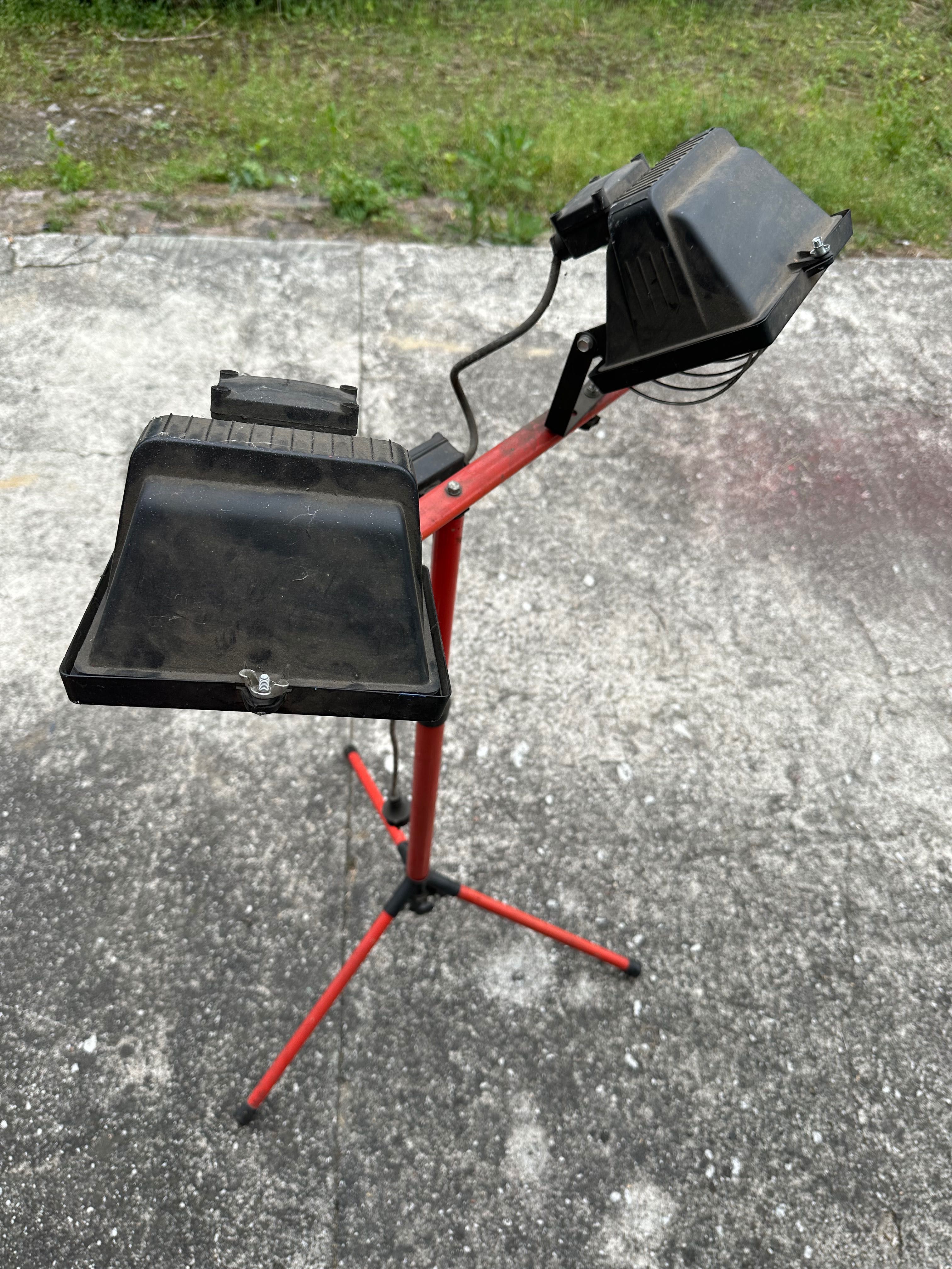 Lampy halogenowe na stojaku