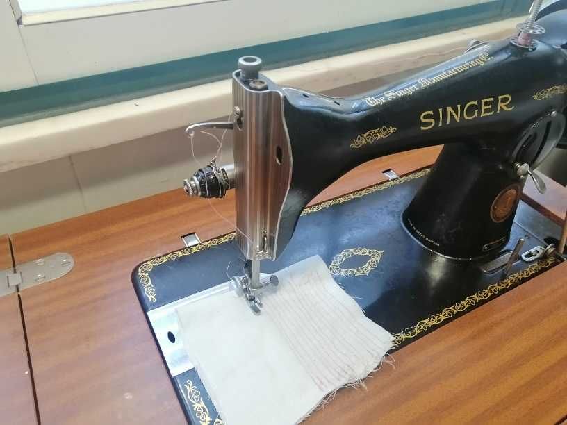 Singer com móvel, a funcionar