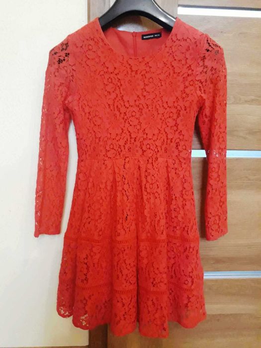 Piękna czerwona, koronkowa sukienka Reserved r. 140
