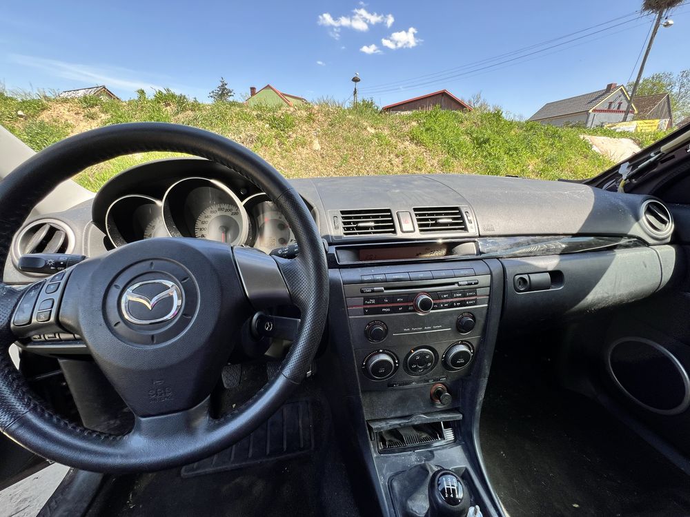 Mazda 3  lekko uszkodzona sprowadzona w całości lub na czesci