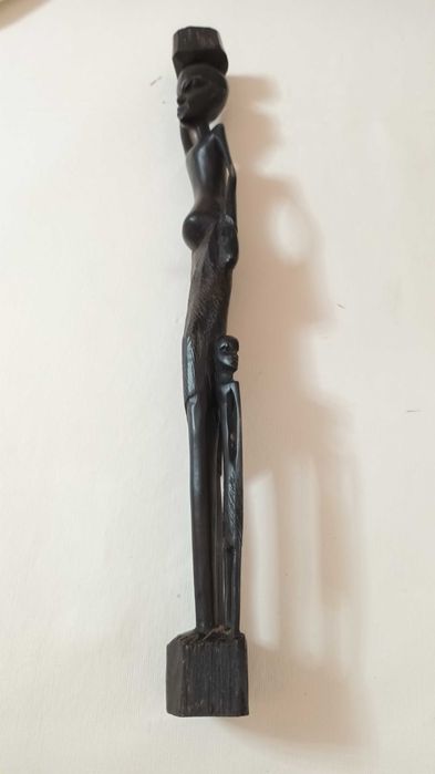 1 estatueta em pau preto