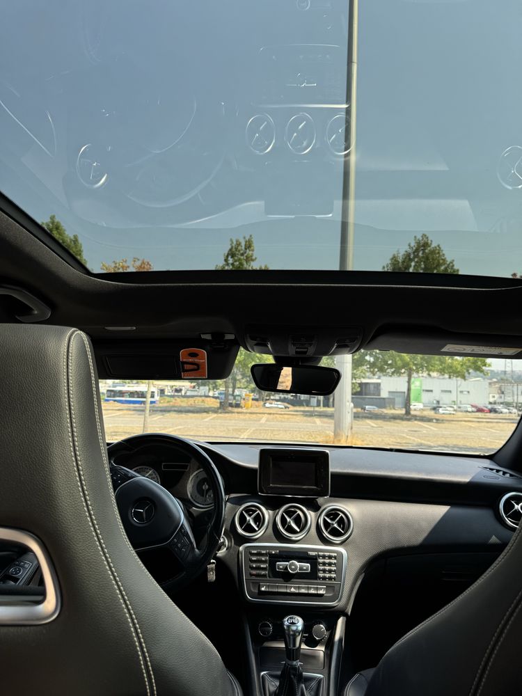 Mercedes A200 teto panorâmico