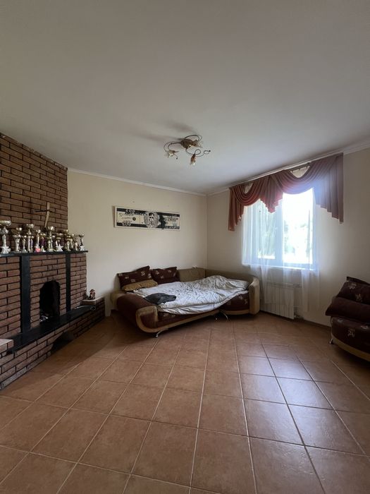 Будинок з власним озером у Великій Солтанівці