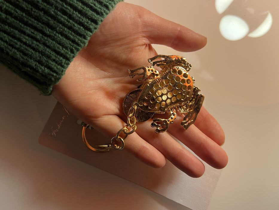 Новий брелок з жабкою