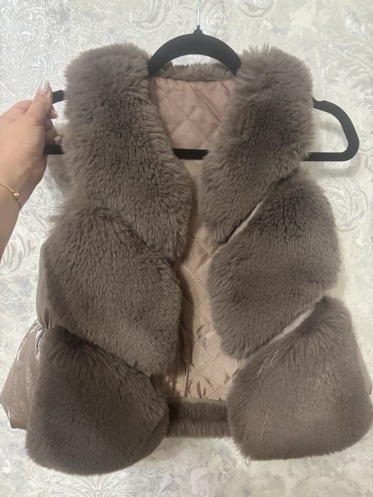 Безрукавка для дівчинки