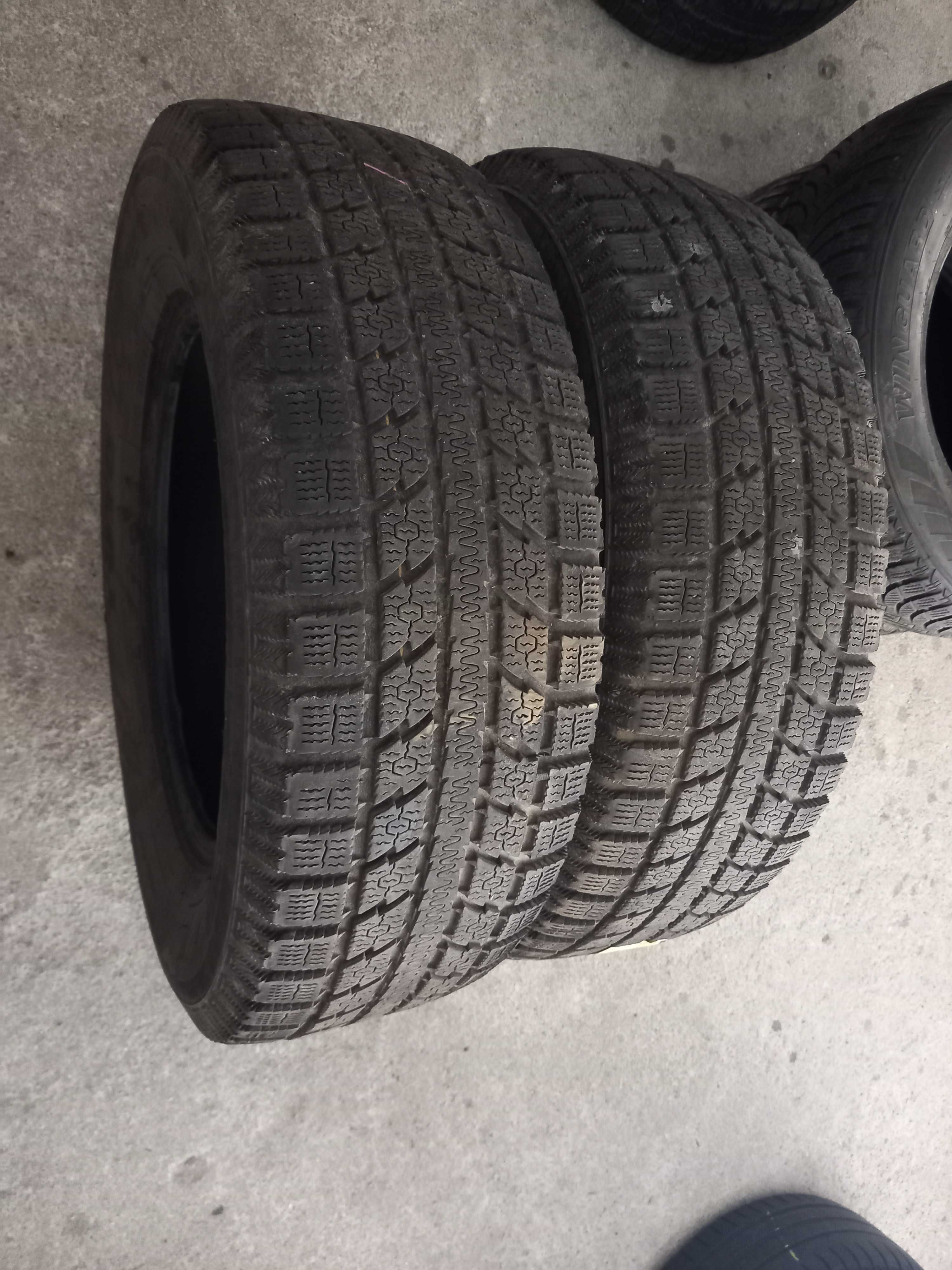 2 Pneus 205/70R15 4x4 Toyo seminovos