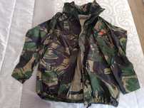Casaco impermeável camuflado