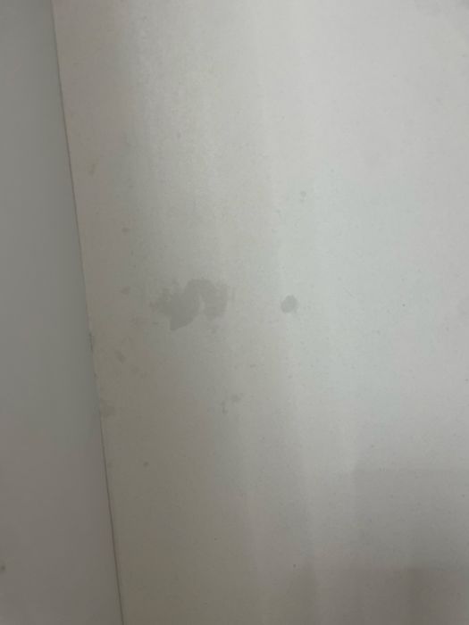 Komoda biała ze złotymi zdobieniami