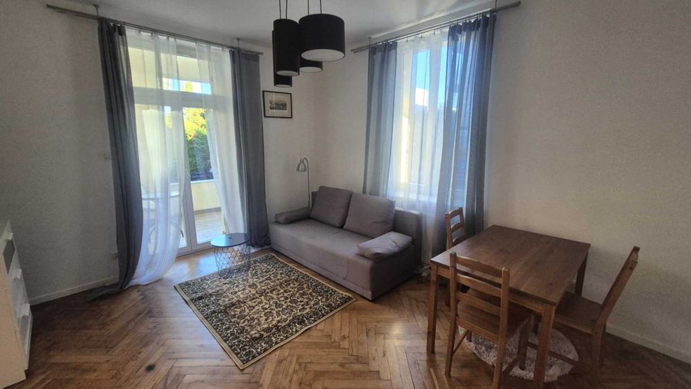Do wynajęcia od zaraz kawalerka w przedwojennej kamienicy