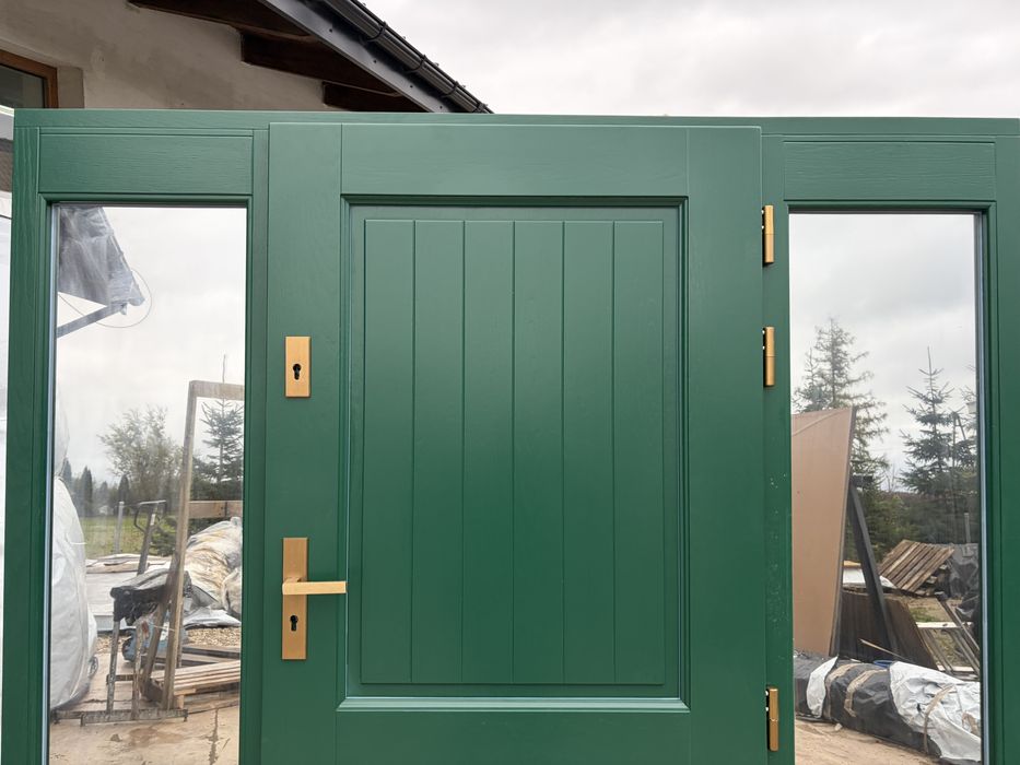 Drzwi zewnętrzne drewniane z doświetlami Cała Polska zielone na wymiar