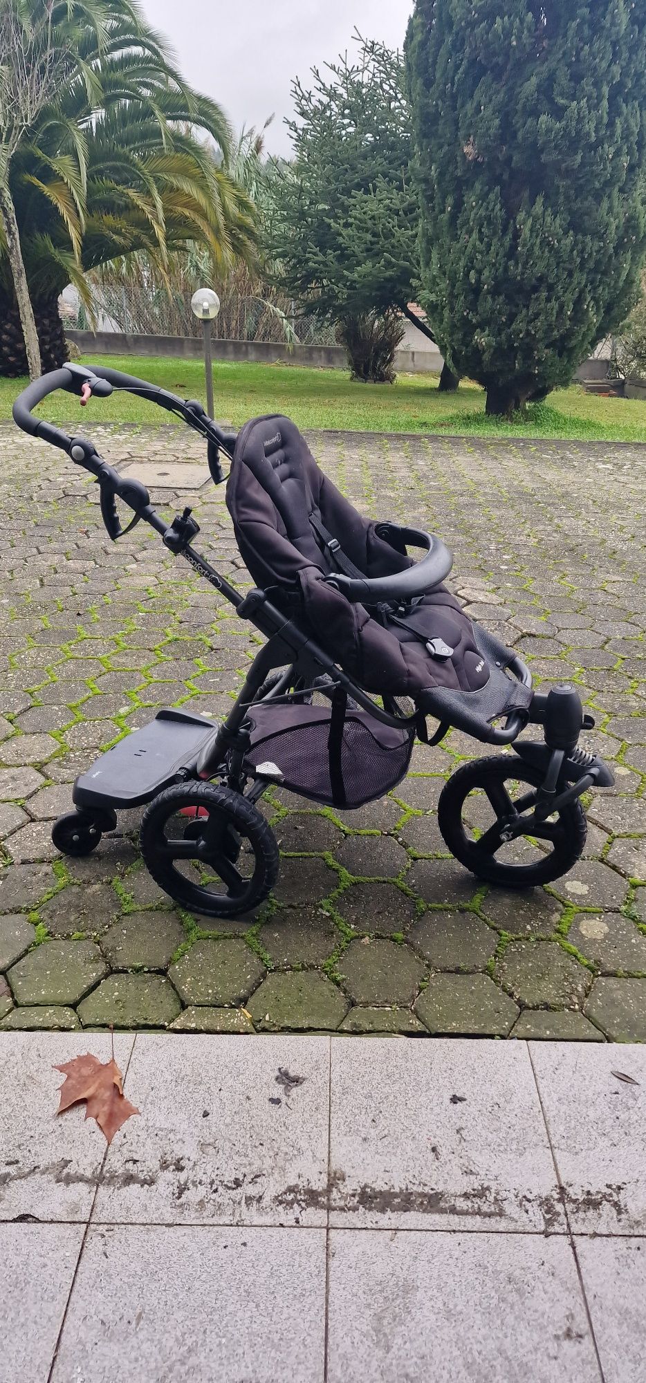 Carro bebe confort com skate