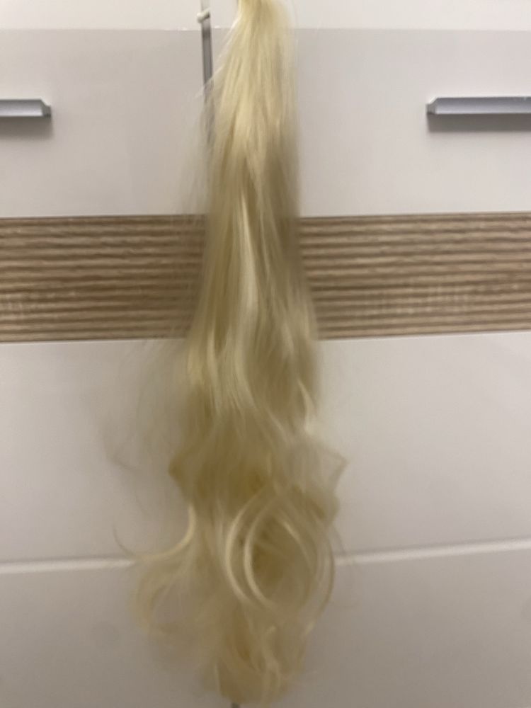 Kucyk doczepiany w kolorze złoty blond .