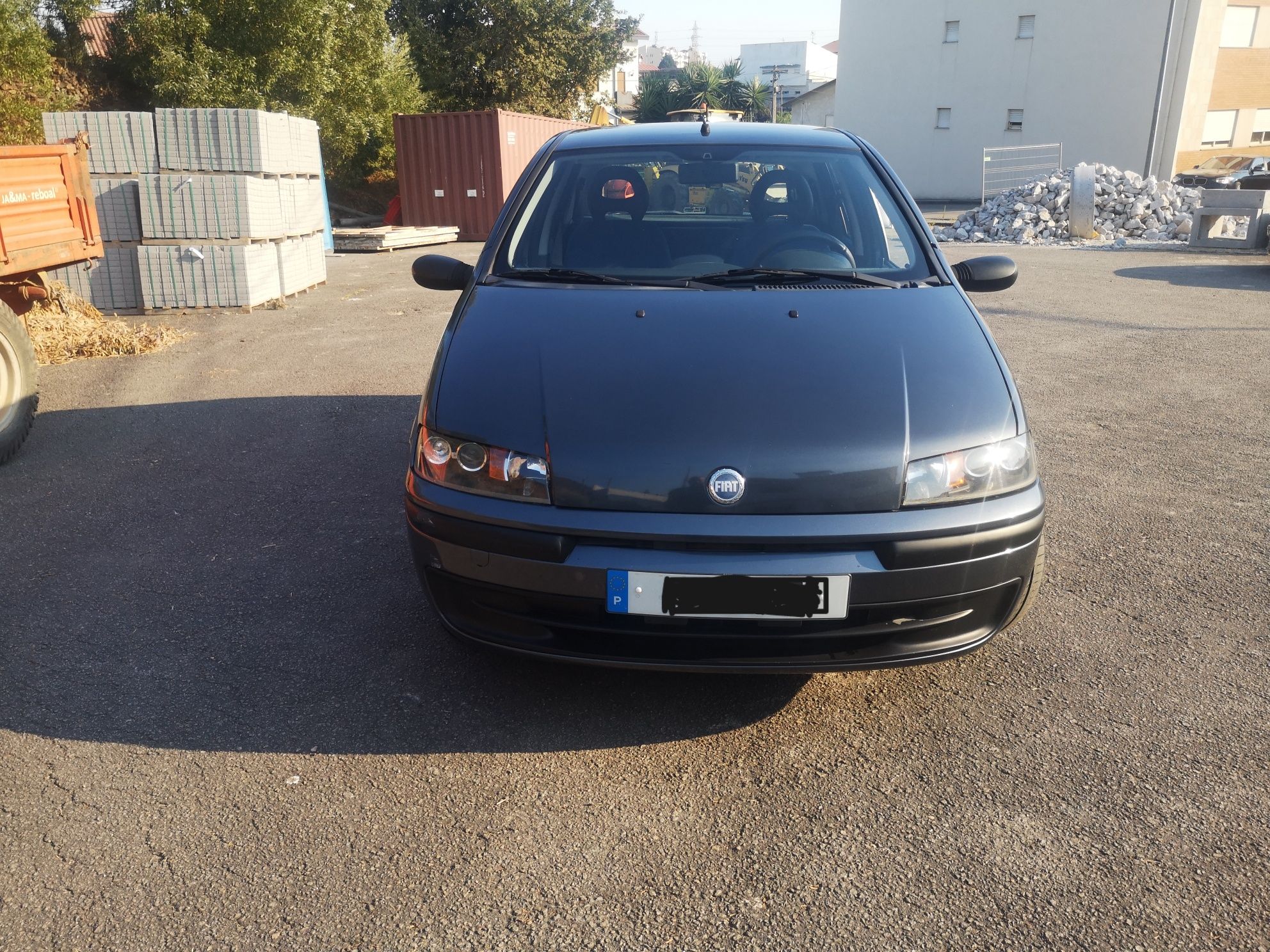 Punto 1.2cc 8v Pequeno por fora e gigante por dentro.