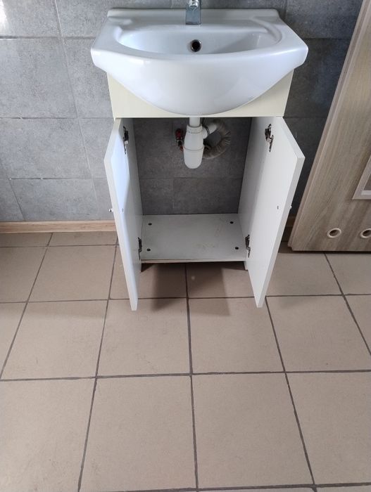 Szafka z umywalką i baterią