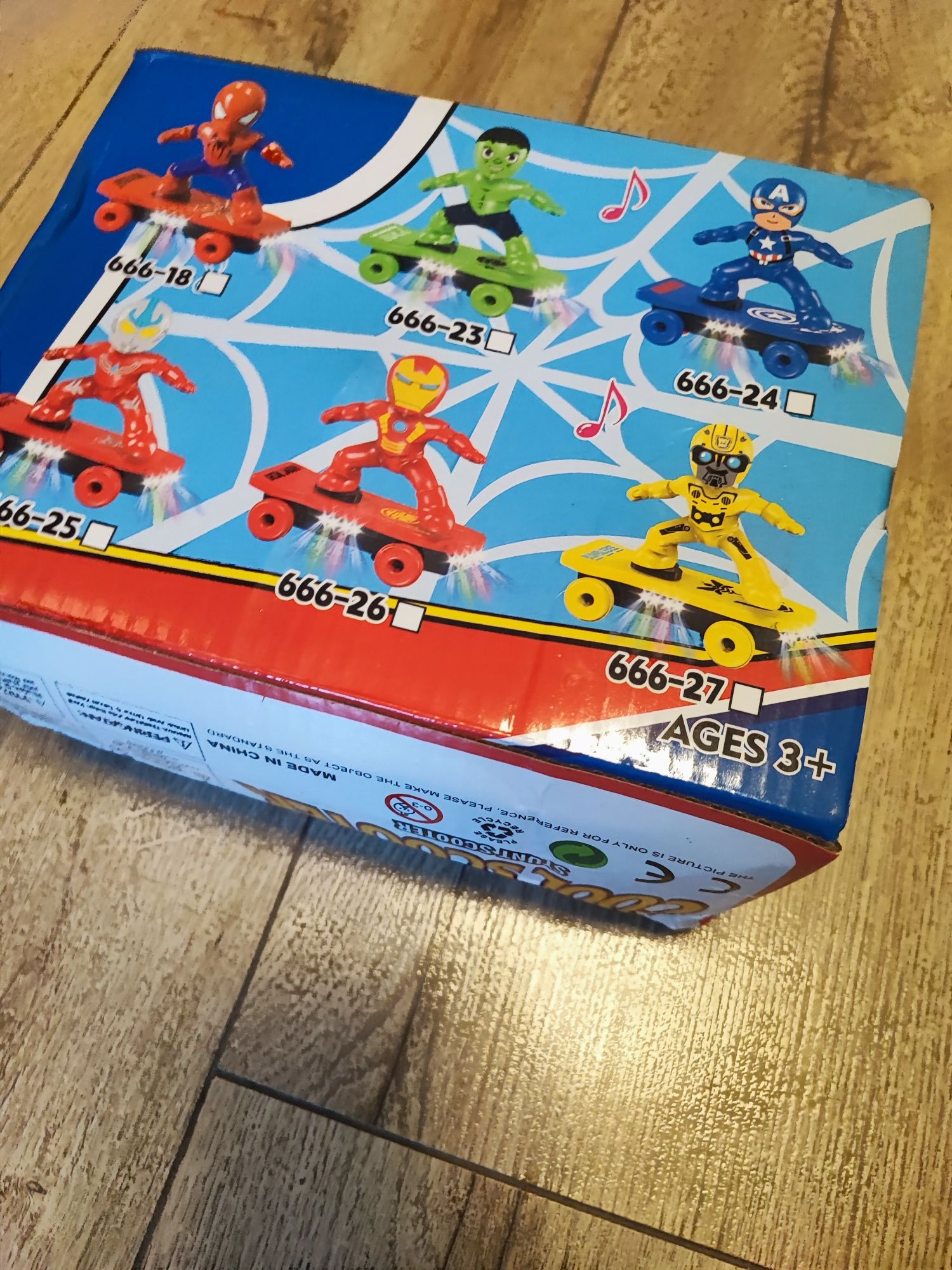Spiderman jeżdżący na deskorolce