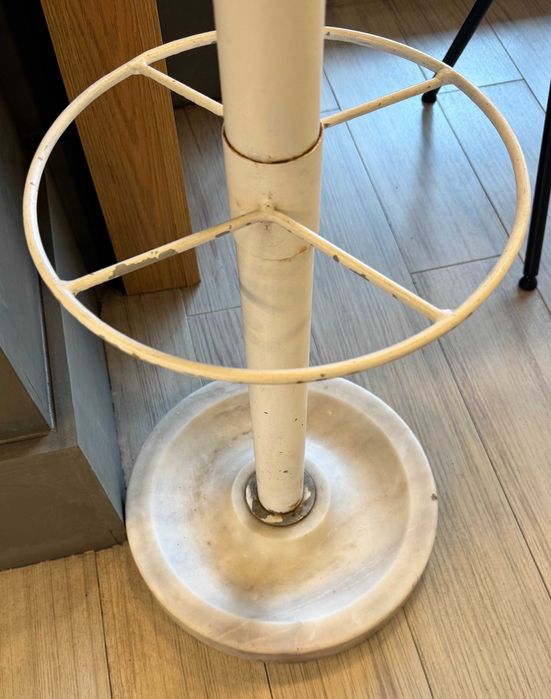 Cabide de pé em metal