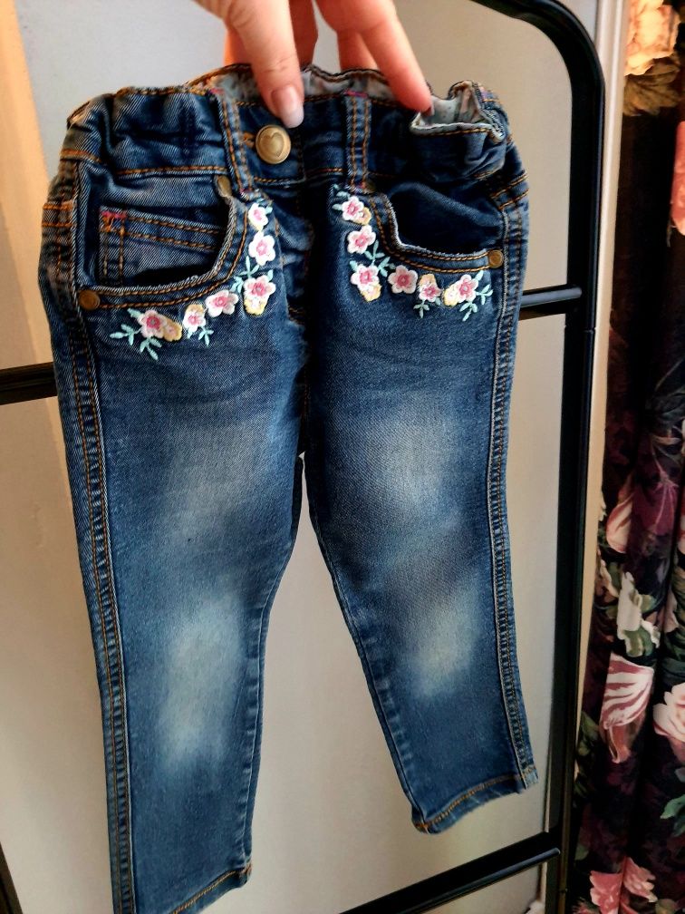 Spodnie jeansowe jeansy haftowane kwiaty TU 1.5-2 lata 86-92cm