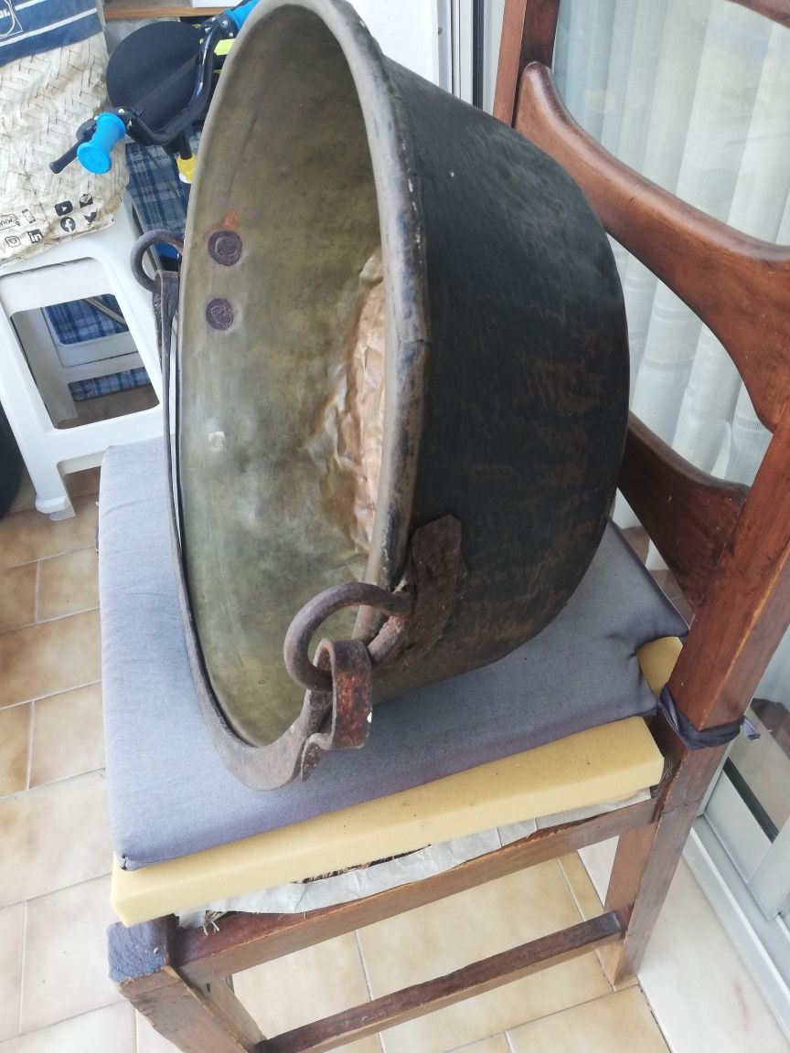 Panela em latão com pega em ferro