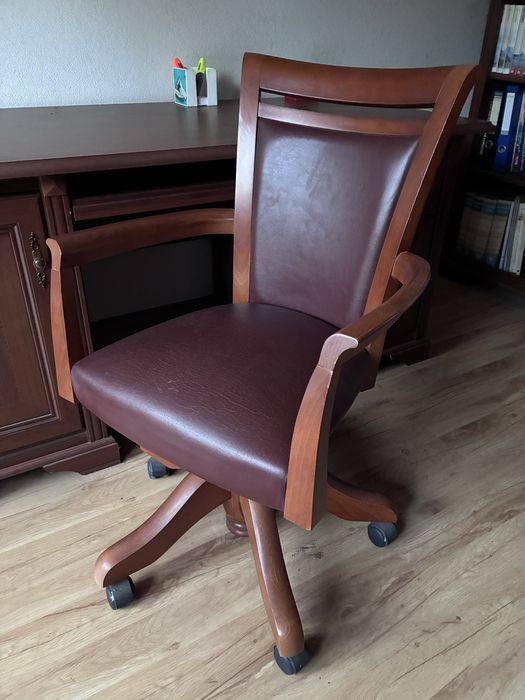 Kompletny drewniamy zestaw biurowy