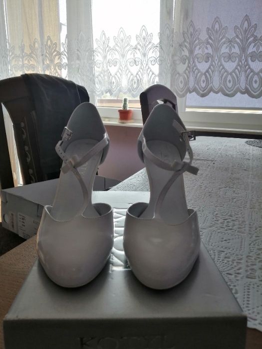białe buty szpilki