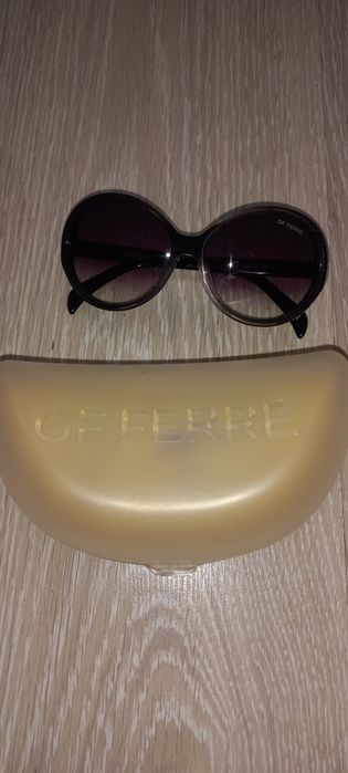 Продаются солнцезащитные очки .Линза черо серого цвета.Очки оригинал