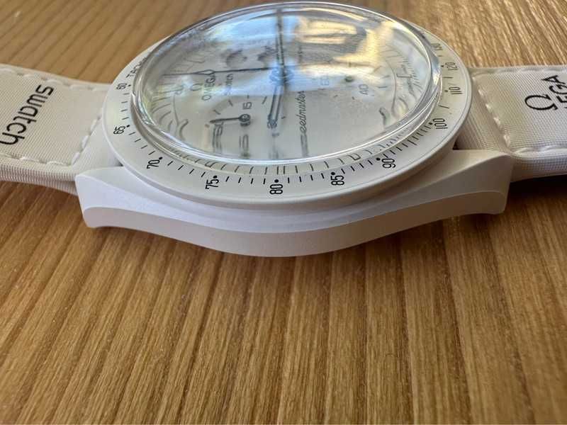 Omega x Swatch SO33W700 Snoopy - Biokeramika i wytrzymałość kosmiczna
