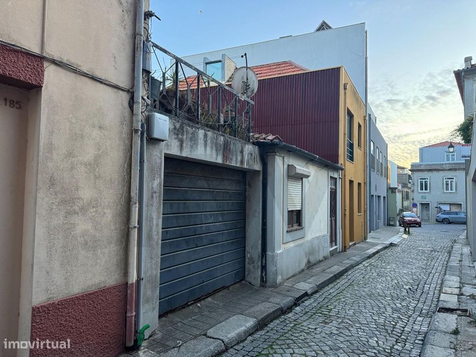 Moradia com PIP Aprovado e Garagem – Foz Velha