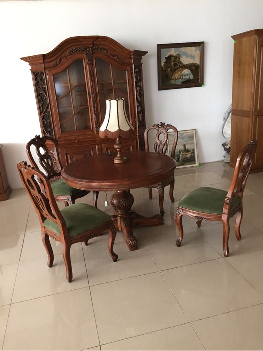 Класичний комплект меблів з масиву дерева: вітрина, стіл і 4 крісла