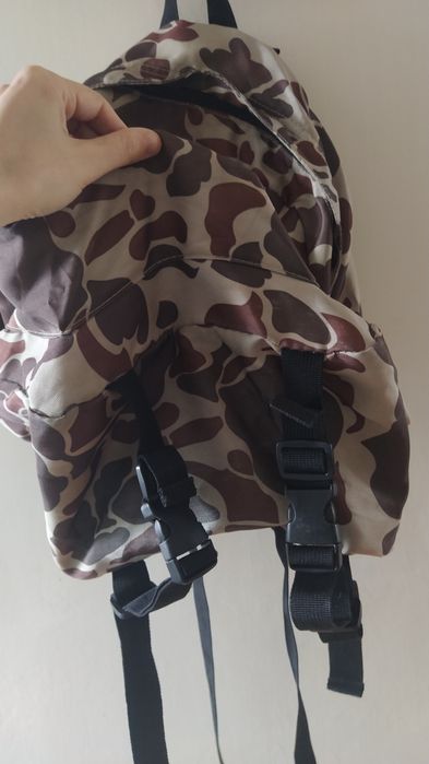 Mochila obey permite levar skate