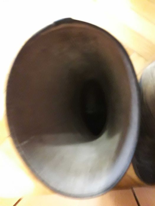 Czarne skórzane buty z cholewami, typu oficerki,