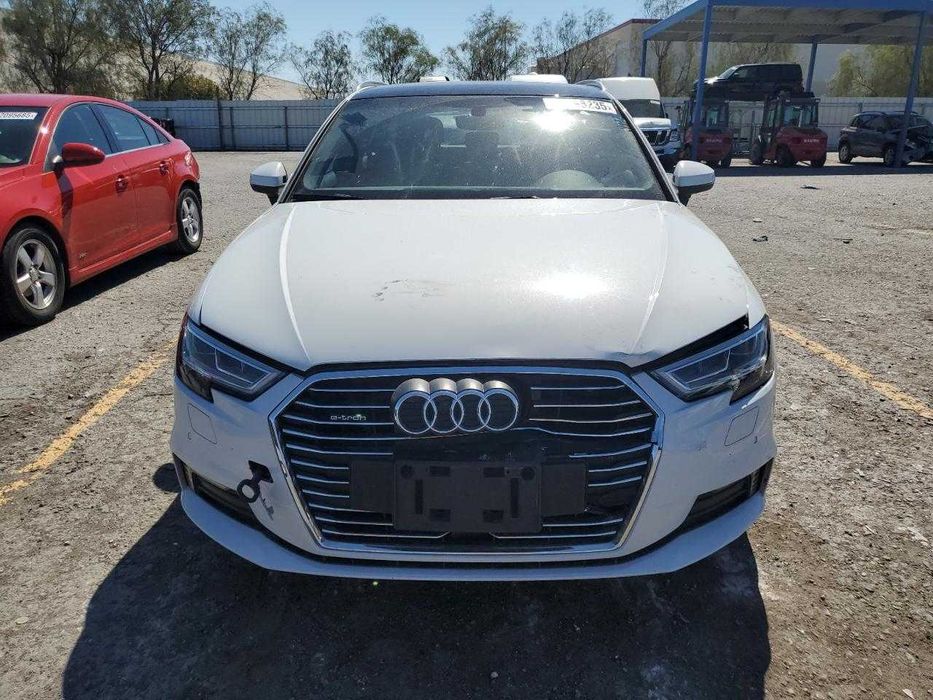 2017 Audi A3 e-tron Premium Plus hybrid в порту