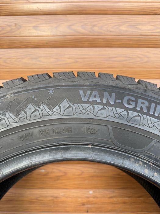 215/65/16C Semperit 4 opony zimowe