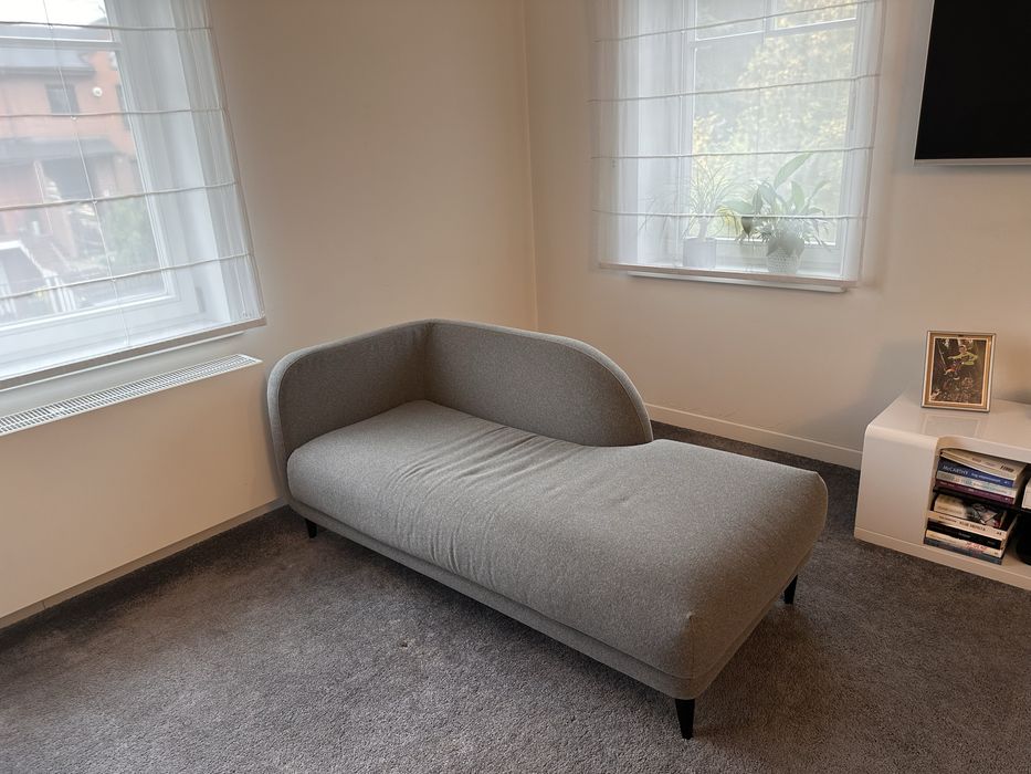 Jenny sits szezląg kanapa fotel do odpoczynku leżanka