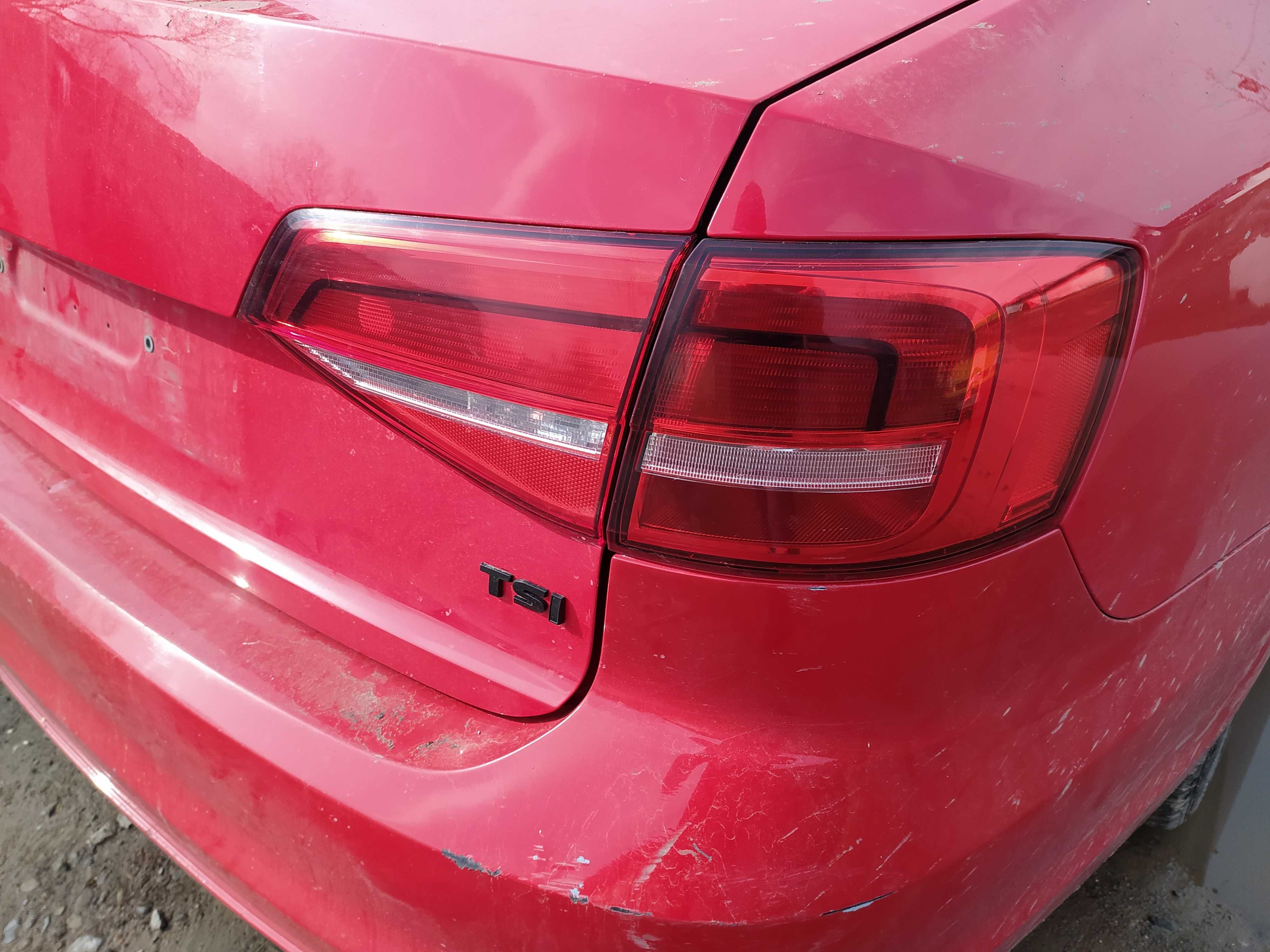 Задні фонарі VW Jetta 6.  стопи в кришку багажніка Джетта 6.