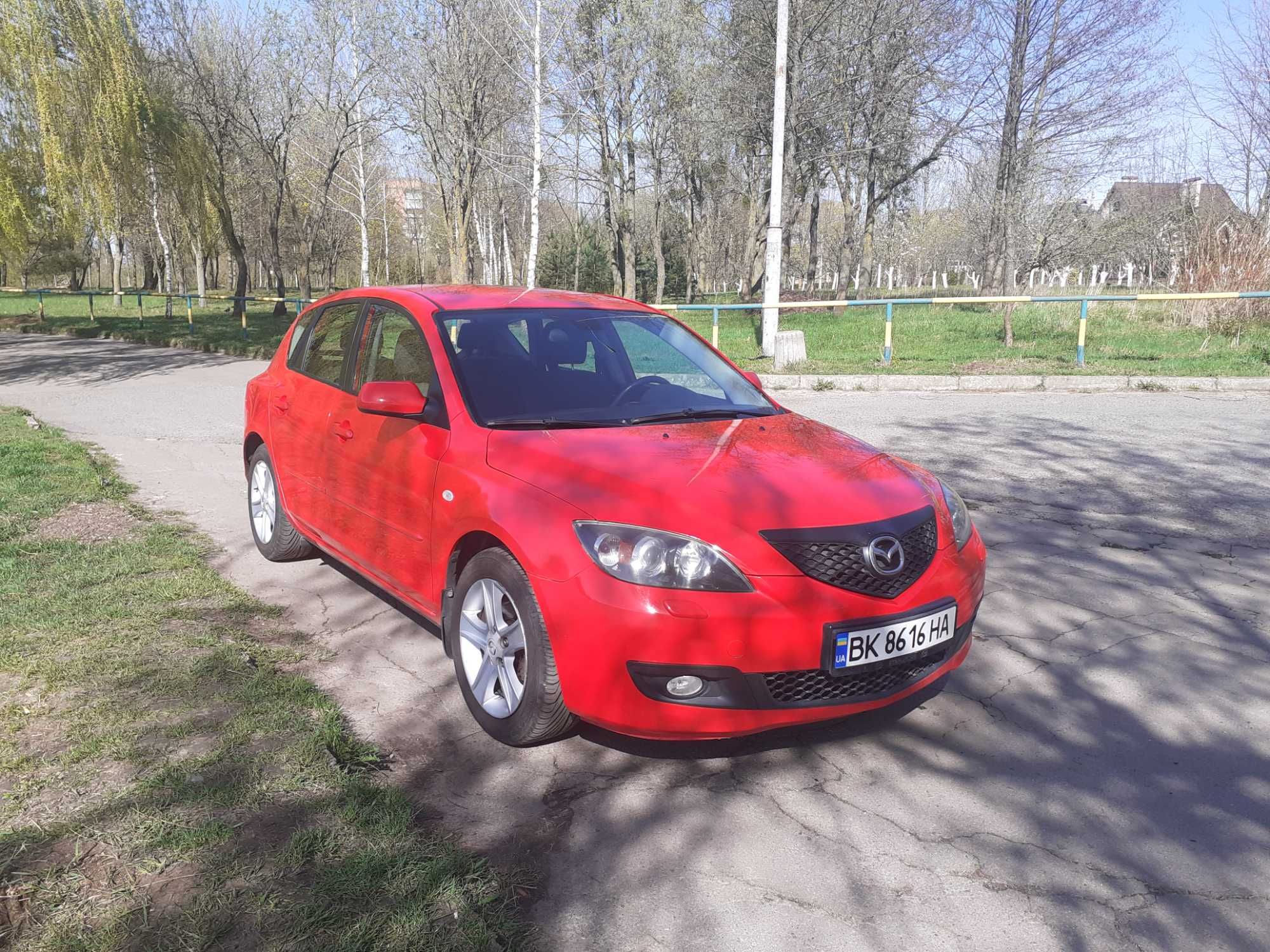 Mazda 3 червоного кольору 2008