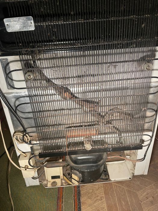 Продам морозильную камеру и две ножные швейные машинки