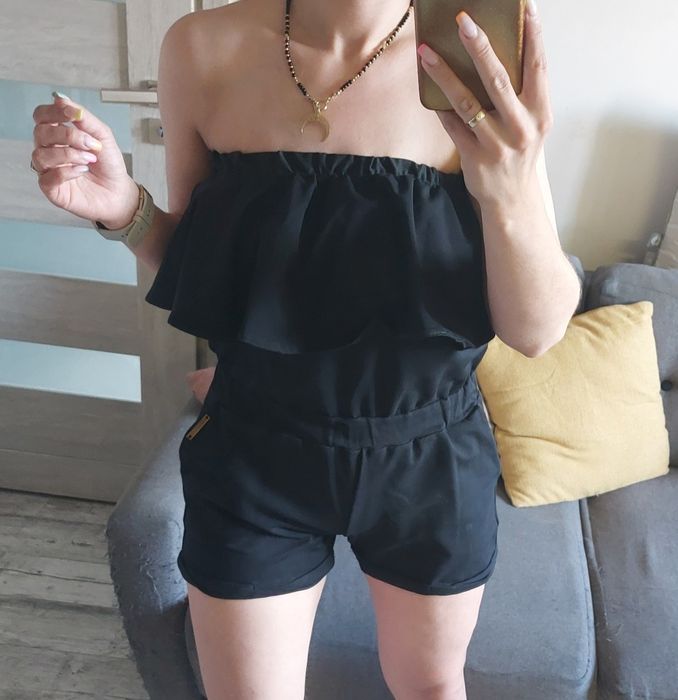 Krótki czarny kombinezon bez ramiączek z falbaną