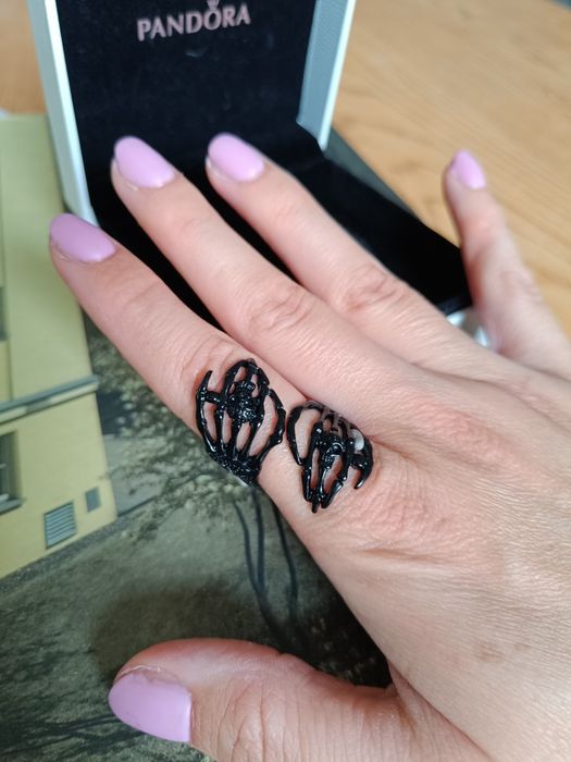 Pierścionek regulowany na Halloween obrączka ręka kościotrupa czaszki