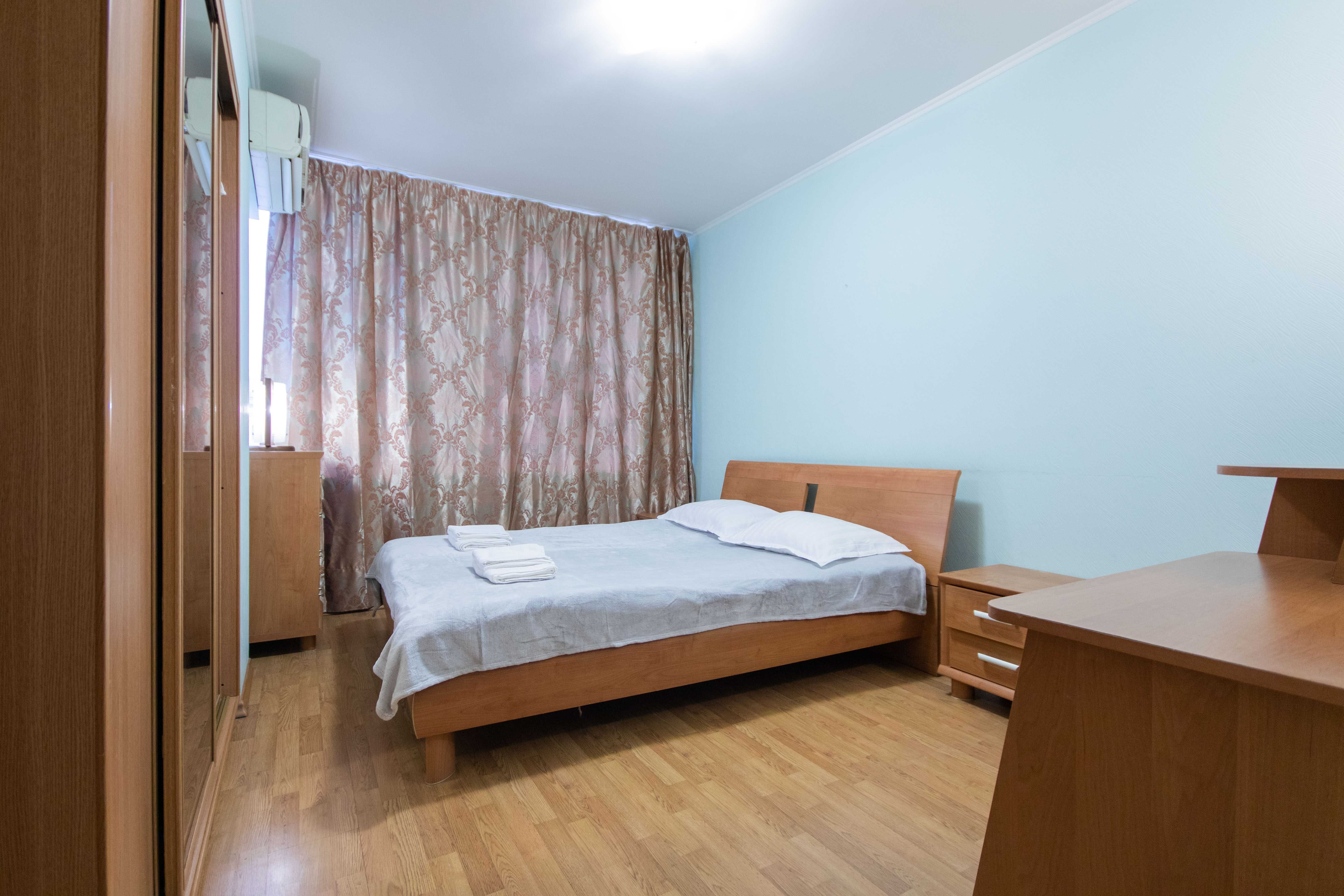 Подобова оренда комфортної 3к квартири м. Театральна.